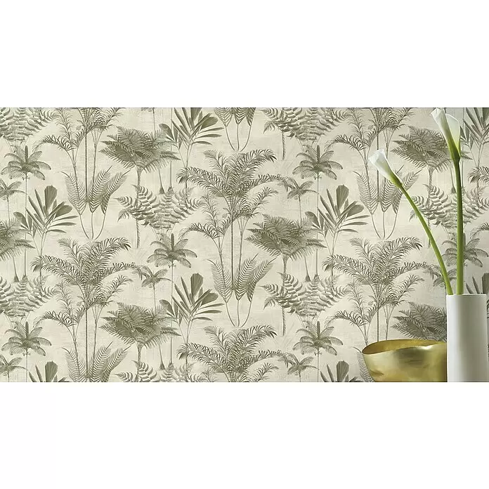Rasch Lirico Fototapete Palme - Grün- Gold, Vlies - Botanische Tapete mit grünem Palmen- und Farnmuster auf hellem Beigegrund, dekoriert mit weißen Lilien und Goldschale.