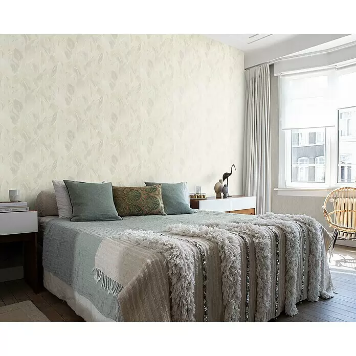 Rasch Curiosity Vliestapete Blatt - Beige, Floral, 10,05 x 0,53 m - Cremefarbene Tapete mit zartem Blattmuster an einer Schlafzimmerwand.