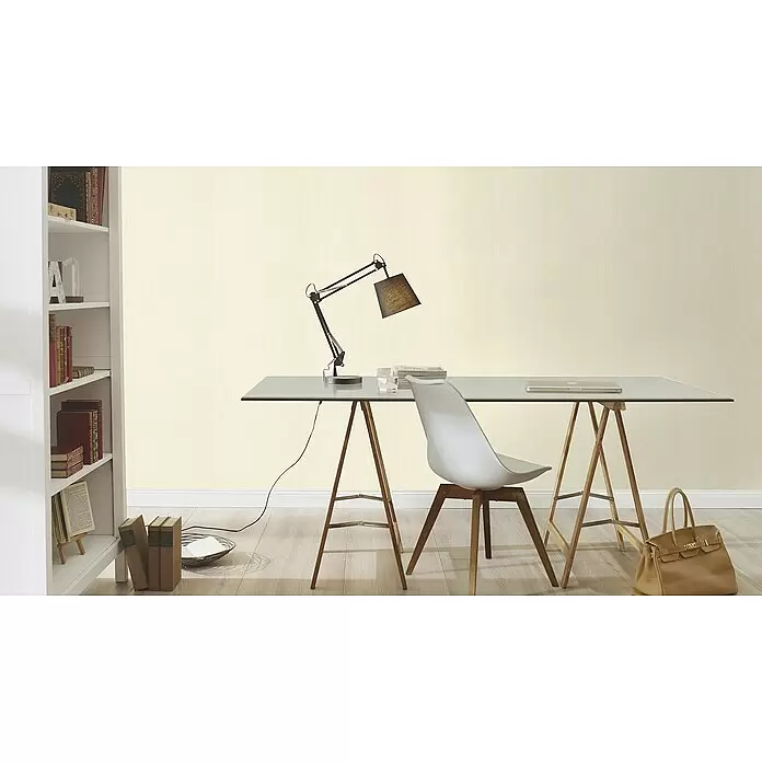 Rasch Indian Style Vliestapete - Hellbeige, Uni, 10,1 x 0,53 m - Creme Tapete mit feiner vertikaler Textur in einem Home Office.