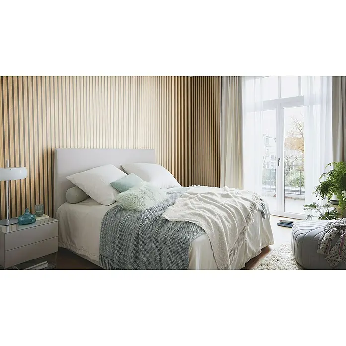 Rasch Factory V Vliestapete Wandpaneele - Braun- Schwarz, Holzoptik, 10,1 x 0,53 m - Ein gemütliches Schlafzimmer mit einem stilvollen Bett und einer attraktiven Wandverkleidung mit Holzpaneelen. Helle Farben sorgen für eine angenehme Atmosphäre.