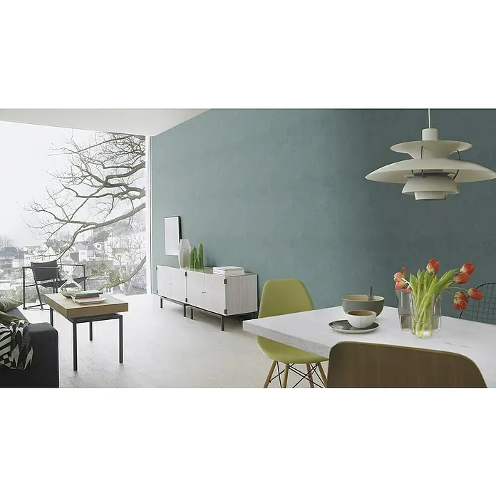 Rasch Factory V Vliestapete - Grün, Uni, 10,1 x 0,53 m - Helle Inneneinrichtung mit modernem Sideboard, stilvoller Pendelleuchte und Esstisch mit frischen Tulpen in einer Vase. Wohnliches Ambiente mit Naturbezug.