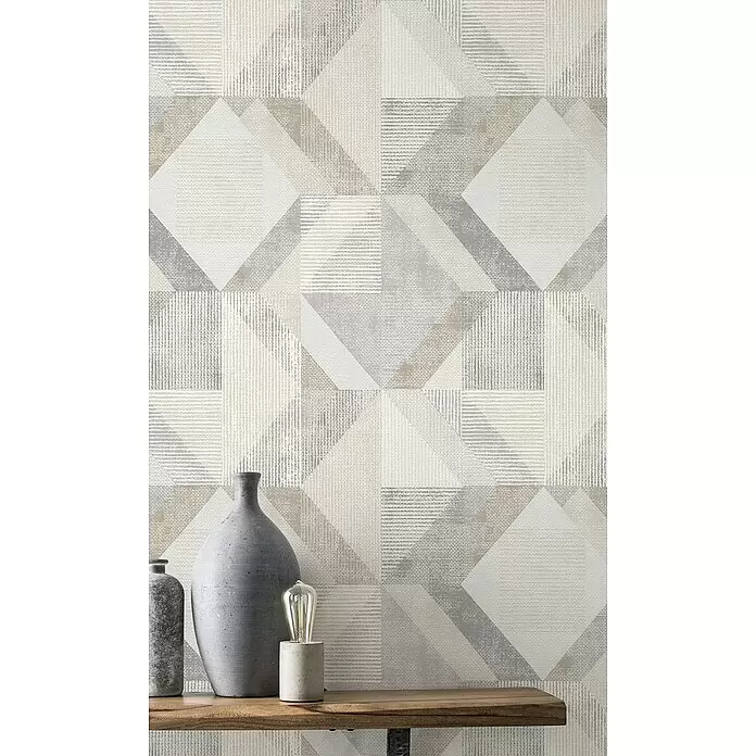 Rasch Color your life Vliestapete - Grau, Beige, Braun, Grafisch, 10,1 x 0,53 m - Abstraktes geometrisches Tapetendesign in gedämpften Beige-, Grau- und Cremetönen, über einem Holzregal mit Dekoartikeln.