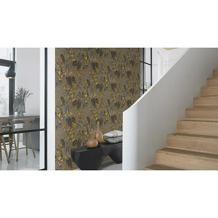 Rasch Curiosity Vliestapete Blume - Bronze, Floral, 10,1 x 0,53 m - Nahaufnahme einer floral gemusterten Tapete in einem stilvollen Interieur, die dem Raum eine elegante und natürliche Note verleiht.