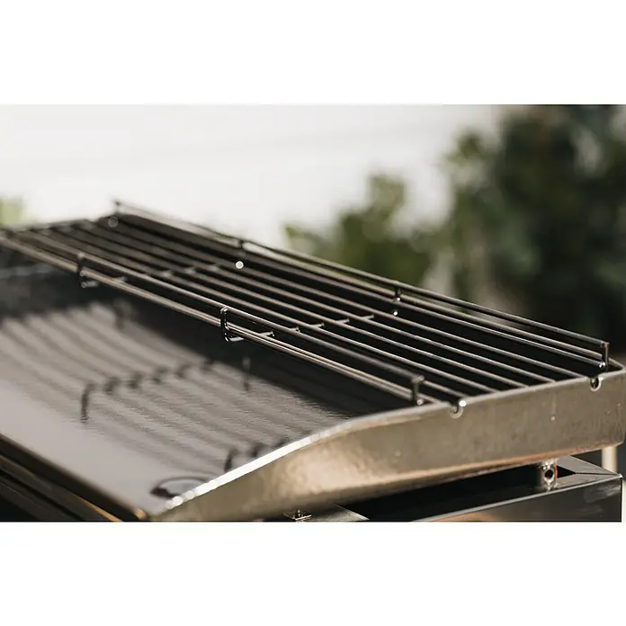 Kingstone Barbacoa de gas Nebraska - Superficie de la parrilla (An x Pr): 63,5 x 31 cm, Número de quemadores: 3 - Primer plano de una parrilla negra con rejilla metálica, ideal para deliciosas parrilladas al aire libre.