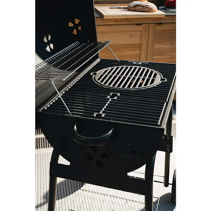 Grillstar Holzkohlegrill GrilltonneB x T x H: 109 x 71 x 87 cm, Grillfläche (B x T): 64 x 43 cm, Schwarz - Detailaufnahme eines Holzkohlegrills mit Grillrost, Warmhalterost und Belüftungsöffnung für ein optimales Grillerlebnis im Freien.