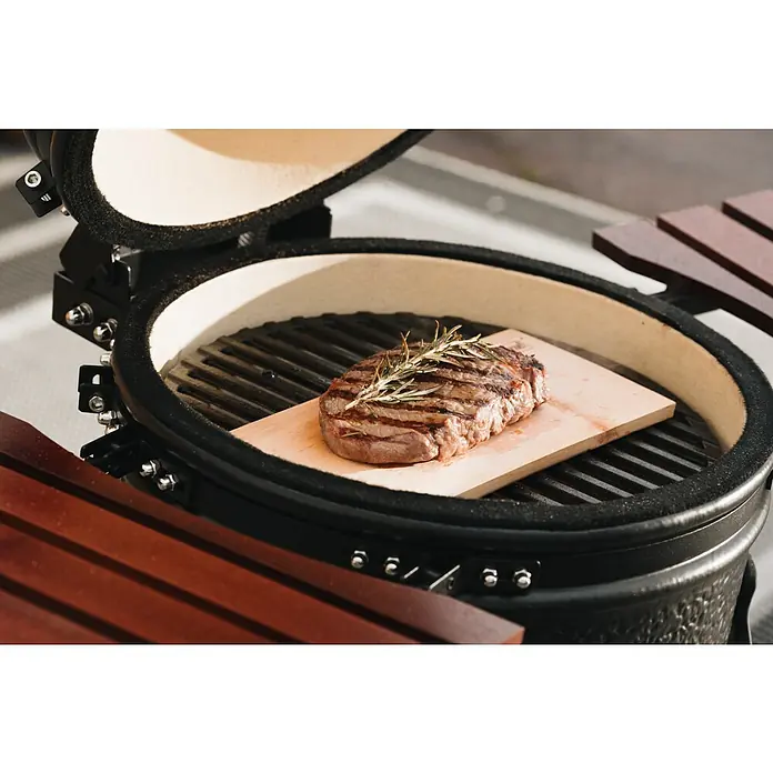 Kingstone Räucherplanken - L x B: 24 x 41 cm - Gegrilltes Steak auf Holzbrett im Keramikgrill. Perfekt zubereitetes Steak mit Kräutern, bereit zum Genießen.