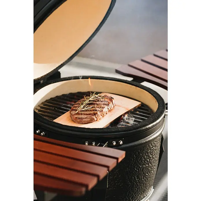 Kingstone Räucherplanken - L x B: 24 x 41 cm - Ein saftiges Steak mit Rosmarin auf einer Zedernholzplanke, zubereitet auf einem Keramikgrill. Perfekt für ein köstliches Grillvergnügen.