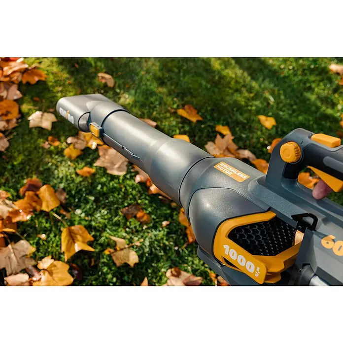 Worx ENVIRO Akku-Laubbläser EG560.9 - 60 V, Ohne Akku, Blasgeschwindigkeit: 200 km/h, Blasleistung: 1.000 m³/h - Nahaufnahme eines Laubbläsers der Marke Einhell mit einem gelben Akzent auf grünem Rasen und Herbstlaub.