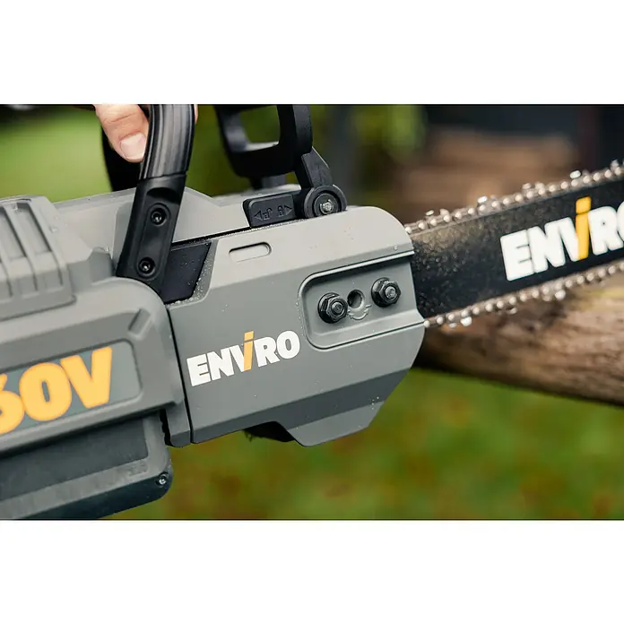 Worx ENVIRO Akku-Kettensäge EG361.9 - 60 V, 2 Ah, Ohne Akku, Schwertlänge: 40 cm - Nahaufnahme einer grauen Enviro 60V Akku-Kettensäge mit scharfer Kette. Perfekt für Gartenarbeiten und Baumschnitt.
