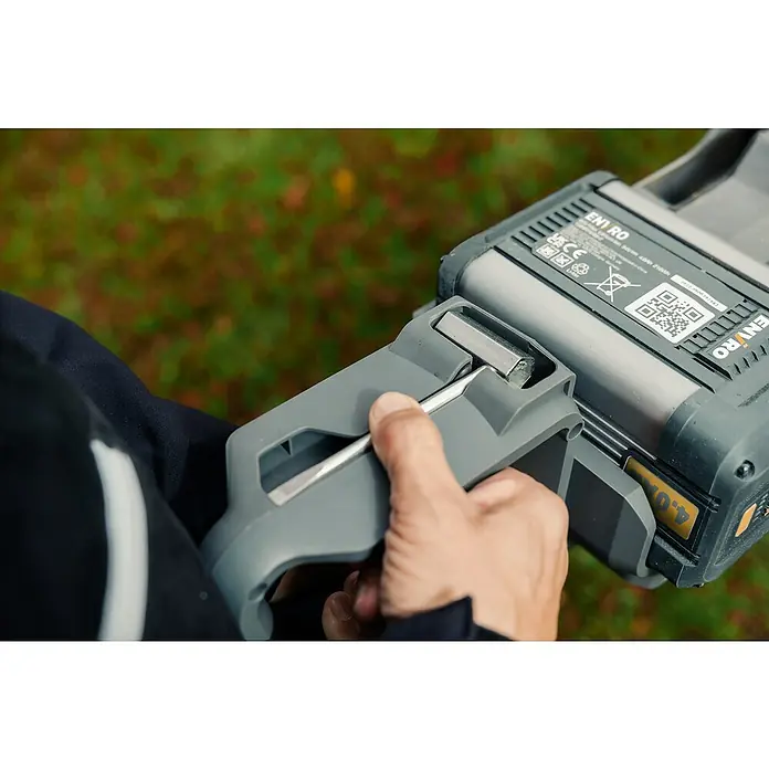 Worx ENVIRO Akku-Kettensäge EG361.9 - 60 V, 2 Ah, Ohne Akku, Schwertlänge: 40 cm - Eine Nahaufnahme einer Hand, die einen EN1 RO Akku hält, mit Fokus auf das Produktetikett und den Akkuanschluss.