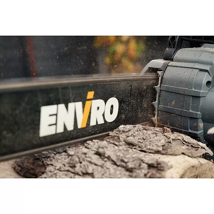 Worx ENVIRO Akku-Kettensäge EG361.9 - 60 V, 2 Ah, Ohne Akku, Schwertlänge: 40 cm - Motorsägenbalken mit „ENVIRO“-Logo schneidet Holz, Späne fliegen. Grau-schwarze Maschine in Aktion.