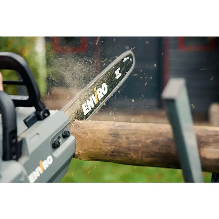 Worx ENVIRO Akku-Kettensäge EG361.9 - 60 V, 2 Ah, Ohne Akku, Schwertlänge: 40 cm - Eine Akku-Kettensäge der Marke ENVIRO im Einsatz beim Sägen eines Baumstamms, mit umherfliegenden Holzspänen.
