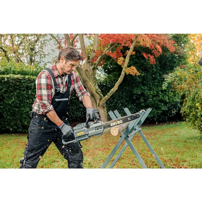 Worx ENVIRO Akku-Kettensäge EG361.9 - 60 V, 2 Ah, Ohne Akku, Schwertlänge: 40 cm - Ein Mann benutzt eine ENVIRO Kettensäge, um Holz zu schneiden. Schutzkleidung wird getragen und ein Holzbock verwendet.