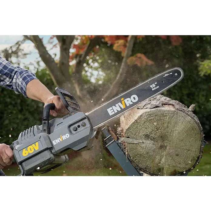 Worx ENVIRO Akku-Kettensäge EG361.9 - 60 V, 2 Ah, Ohne Akku, Schwertlänge: 40 cm - Ein Mann sägt mit einer 60V Akku-Kettensäge der Marke Enviro einen Baumstamm. Die Säge hat ein 40cm Schwert und ist ideal für Gartenarbeiten.
