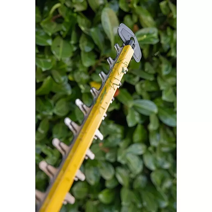 Worx ENVIRO Akku-Heckenschere EG261.9 - 60 V, 2 Ah, 1 Akku - Gelbe Heckenscheren-Klinge mit silbernen Zähnen, bedeckt mit grünen Blattschnipseln vom letzten Schnitt.