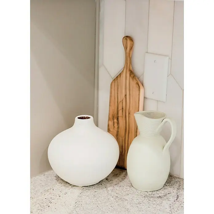 Fleur Pintura para efectos decorativos Interior Matt Paint - Istanbul, 375 ml - Bodegón decorativo de cocina con una tabla de cortar de madera rústica, un jarrón bulboso y una jarra de cerámica que crea un ambiente cálido y acogedor.