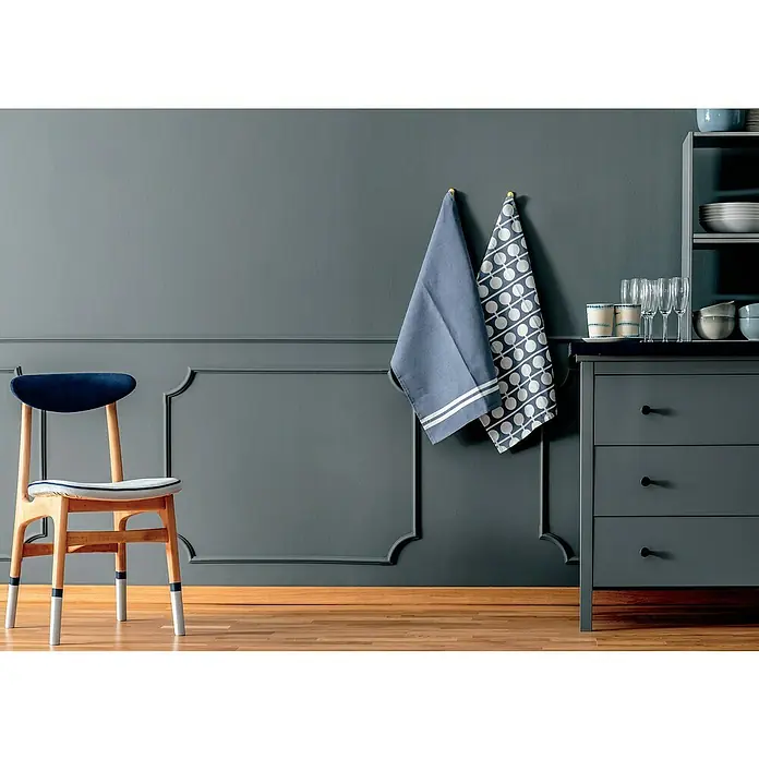 Fleur Pintura para efectos decorativos Interior Matt Paint - Istanbul, 375 ml - Escena de cocina con paños de cocina en la pared junto a una cómoda gris, con una silla con patas de madera y tapicería azul marino.