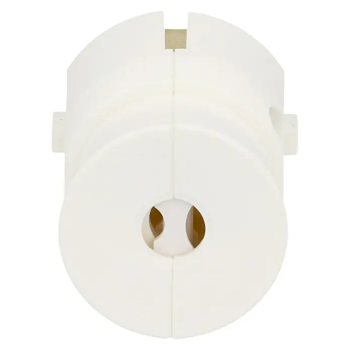 Legrand Schutzkontaktstecker - Weiß, Kunststoff - Nahaufnahme einer weißen Lampenfassung, die aus zwei Hälften besteht und einen runden Ausschnitt für die Glühbirne hat.
