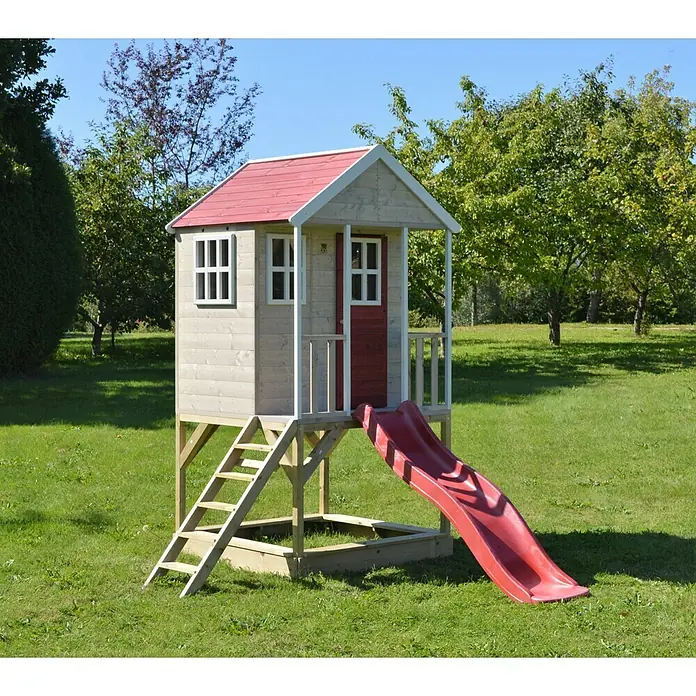 Wendi Toys Spielhaus Frosch - L x B x H: 290 x 197 x 242 cm, Holz, Natur/Rot - Dieses Bild zeigt ein lustiges Spielhaus für Kinder mit Rutsche und Sandkasten im Garten. Das Häuschen hat ein rotes Dach und eine Leiter.
