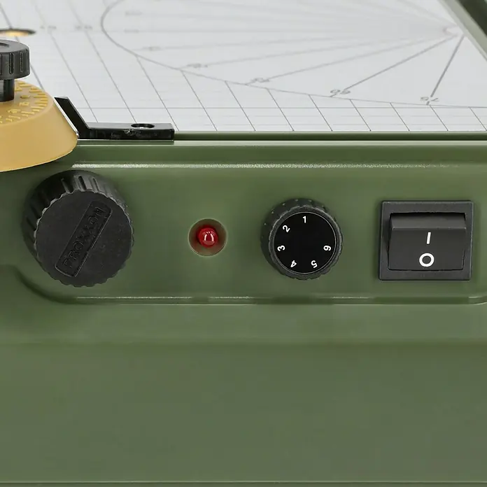 Proxxon Micromot Heißdraht-Schneidegerät Thermocut 230/E - 1 x Heißdraht-Schneidegerät Thermocut 230/E, 1 x Sattel und Drahtspule (30 m Schneidedraht Ø 0,2 mm) - Nahaufnahme der Steuerungselemente einer Proxxon-Maschine, einschließlich Drehknopf, Schalter und LED, zur präzisen Einstellung der Geräteeinstellungen.