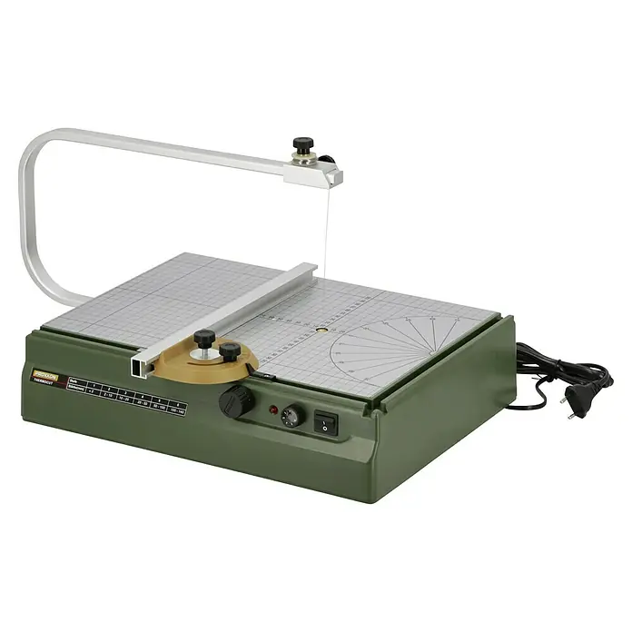 Proxxon Micromot Heißdraht-Schneidegerät Thermocut 230/E - 1 x Heißdraht-Schneidegerät Thermocut 230/E, 1 x Sattel und Drahtspule (30 m Schneidedraht Ø 0,2 mm) - Abbildung einer Proxxon Thermocut Heißdrahtsäge mit einem grünen Gehäuse und einem Schneidetisch mit Winkel- und Skalenanzeigen.