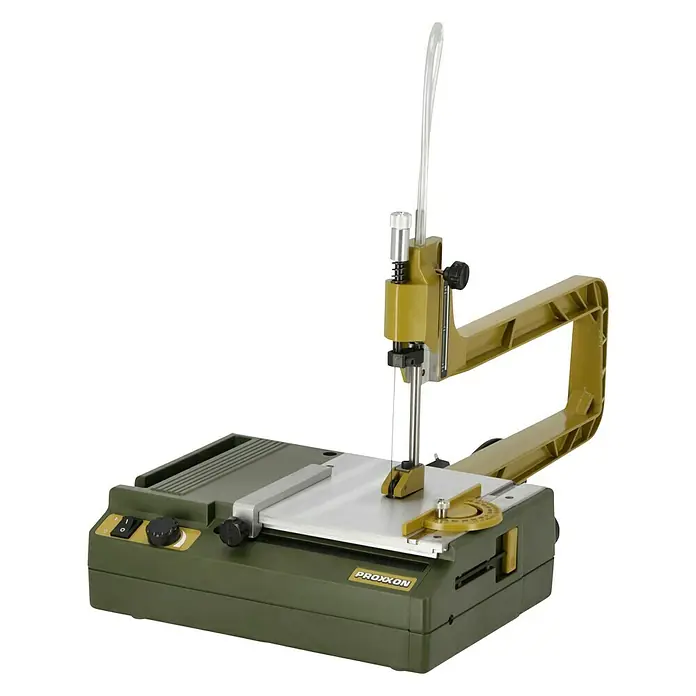 Proxxon Dekupiersäge NO 27088 - 85 W, Breite Arbeitsplatte: 16 cm - Nahaufnahme einer Dekupiersäge von Proxxon, ideal für präzise Holzarbeiten und Modellbau.