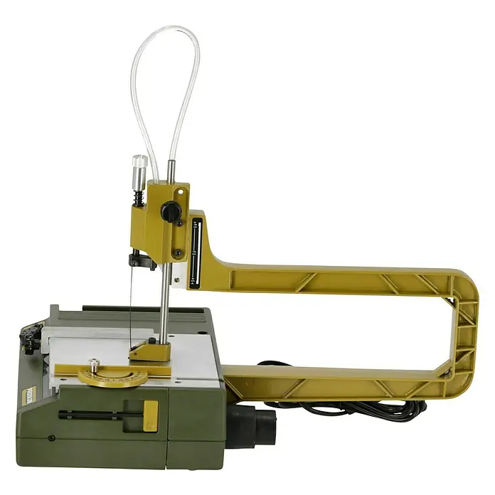 Proxxon Dekupiersäge NO 27088 - 85 W, Breite Arbeitsplatte: 16 cm - Eine Proxxon Dekupiersäge, ideal für präzise Holzarbeiten und Modellbau, auf einem schwarzen Hintergrund.