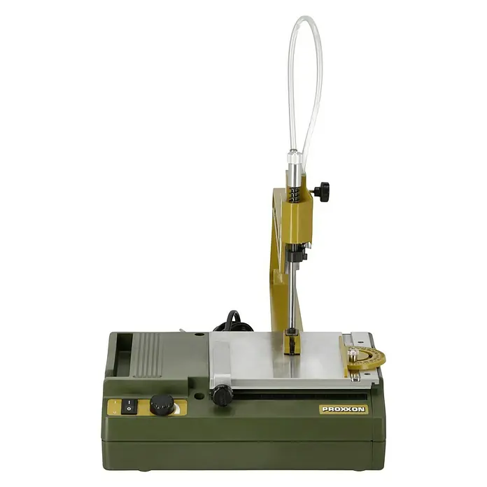 Proxxon Dekupiersäge NO 27088 - 85 W, Breite Arbeitsplatte: 16 cm - Eine Proxxon Werkzeugmaschine mit Olivem Gehäuse, silbernem Tisch und einem beweglichen, durchsichtigen Schlauch für Präzisionsarbeiten.