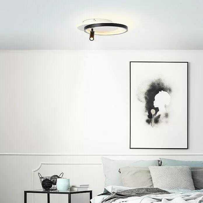 Brilliant LED-Deckenleuchte Eunomia - 24 W, L x B x H: 35 x 29,5 x 14 cm, Weiß, Warmweiß - Moderne schwarz-weiße LED-Deckenleuchte mit integriertem Spot, die ein Schlafzimmer beleuchtet.