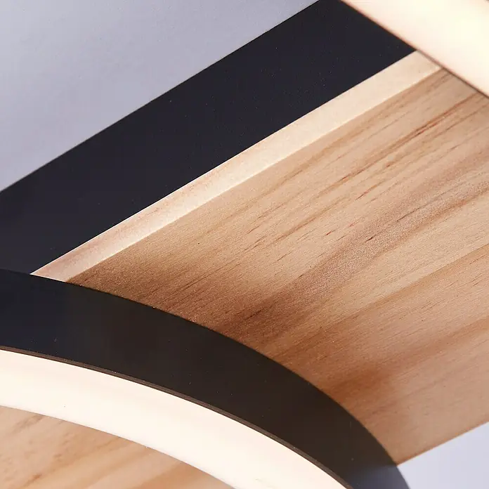 Brilliant LED-Deckenleuchte Maureen - 24 W, L x B x H: 40 x 42 x 5,5 cm, Schwarz/Holz, Warmweiß - Nahaufnahme einer modernen Deckenleuchte mit Holzoberfläche und schwarzen Akzenten, die ein warmes, einladendes Licht ausstrahlt.