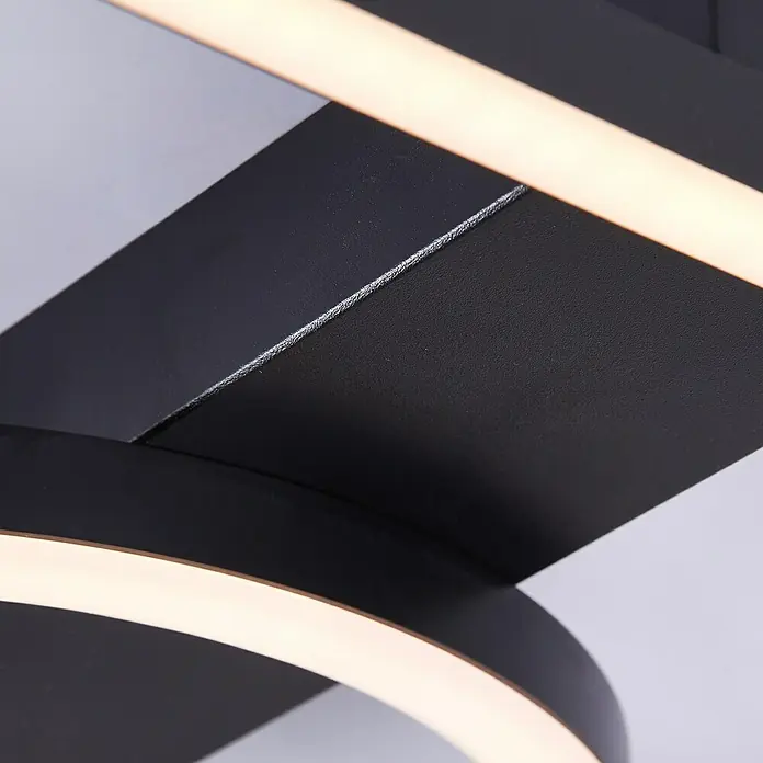 Brilliant LED-Deckenleuchte Maureen - 24 W, L x B x H: 5 x 40 x 40 cm, Schwarz, Warmweiß - Nahaufnahme einer modernen LED-Deckenleuchte mit schwarzen Elementen und warmweißem Licht. Das Design ist minimalistisch und elegant.