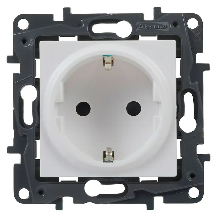 Legrand Niloé Step Enchufe - Blanco, Plástico, Colocar - Primer plano de una toma de corriente Legrand blanca con marco negro. Ideal para uso en interiores y para alimentar dispositivos eléctricos.