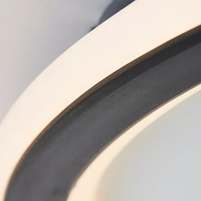 Brilliant LED-Deckenleuchte rund Vegas - 44 W, Durchmesser: 50,8 cm, Weiß, Mehrfarbig - Detailaufnahme einer modernen Deckenleuchte mit einem markanten, kreisförmigen Design in Schwarz und Weiß.