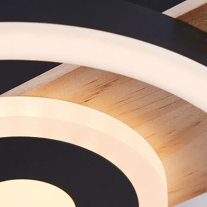 Brilliant LED-Deckenleuchte Maureen - 12 W, L x B x H: 20 x 22 x 5,5 cm, Schwarz/Holz, Warmweiß - Nahaufnahme einer modernen Deckenleuchte mit Holz- und schwarzen Akzenten, die ein warmes, einladendes Licht ausstrahlt.