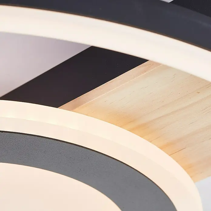Brilliant LED-Deckenleuchte Maureen - 22 W, L x B x H: 37 x 39 x 5,5 cm, Schwarz/Holz, Warmweiß - Nahaufnahme einer modernen Deckenleuchte mit LED-Ringen, Holzakzenten und einem eleganten, minimalistischen Design.