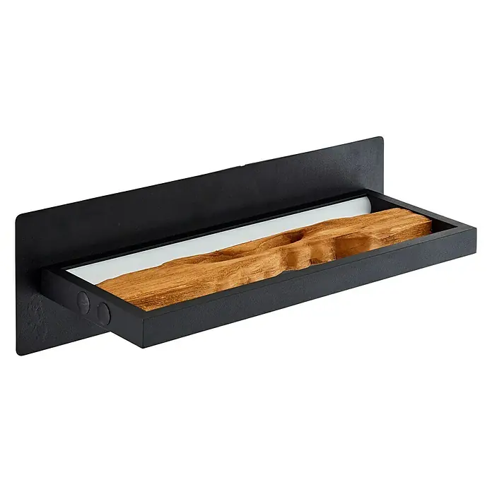 Brilliant LED-Wandleuchte Chaumont - 9,5 W, L x B x H: 10 x 35 x 15,1 cm, Schwarz, Warmweiß - Detailaufnahme einer Wanddekoration. Ein schwarzer, rechteckiger Rahmen mit einem hellen Holzstück darin ist an einer schwarzen Platte befestigt.