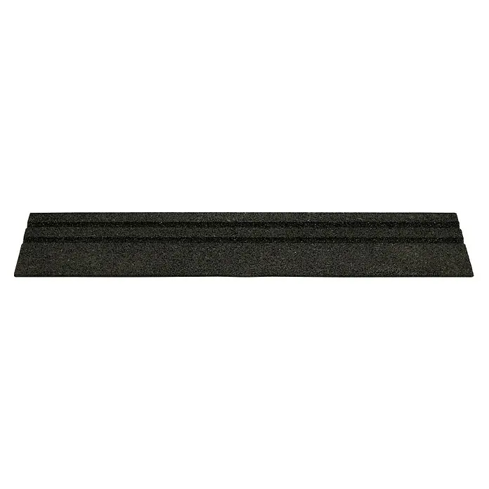 Gum-tech Auffahrrampe - Schwarz, 100 x 25 x 4,5 cm - Nahaufnahme eines schwarzen, gestreiften Schmutzfänger, der auf einem schwarzen Hintergrund liegt.