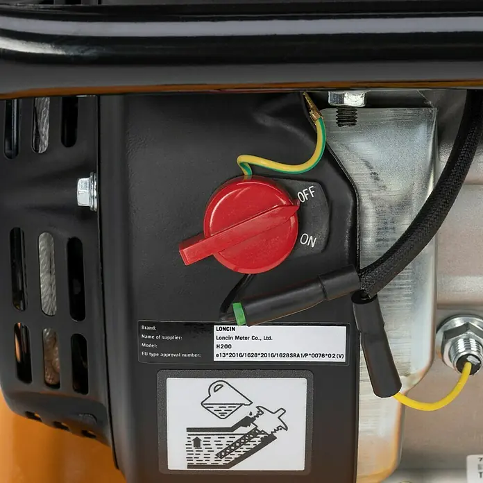 Herkules Rüttelplatte RP1200 - 4,1 kW, Verdichtungsdruck: 1.500 kg - Detailaufnahme eines Loncin H200 Motors mit rotem Ein-/Ausschalter, zugehörigen Kabeln und einem Aufkleber mit Sicherheitsinformationen.
