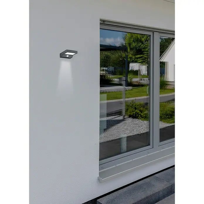Reality Leuchten Solar-Außenwandleuchte Fomosa - 5 W, L x B x H: 16,5 x 12,5 x 4,5 cm, IP44, 340 lm - Moderne Außenwandleuchte mit Bewegungsmelder, die Licht nach unten abstrahlt und eine stilvolle Beleuchtung für den Außenbereich bietet.