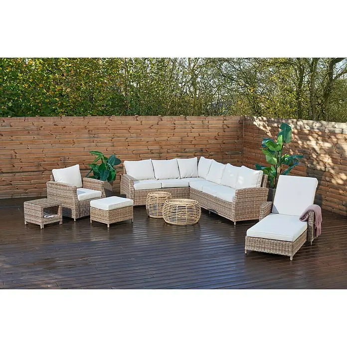 Taburete reposapiés Gotland - L x An x Al: 61 x 51 x 40 cm, Arena - Atractivo conjunto de salón con cojines claros y elementos de ratán en una terraza de madera. Perfecto para relajarse al aire libre.