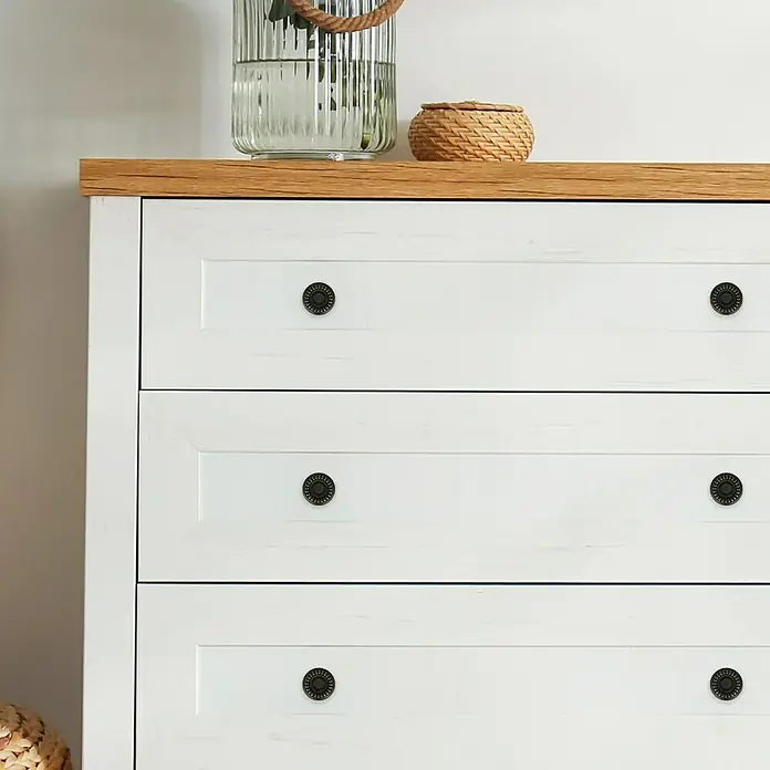 Häfele Pomo para muebles - Tipo de tirador del mueble: Botón, Ø x Al: 25 x 19 mm - Un primer plano de una cómoda blanca con una tapa de madera y pomos decorativos, redondos y oscuros.