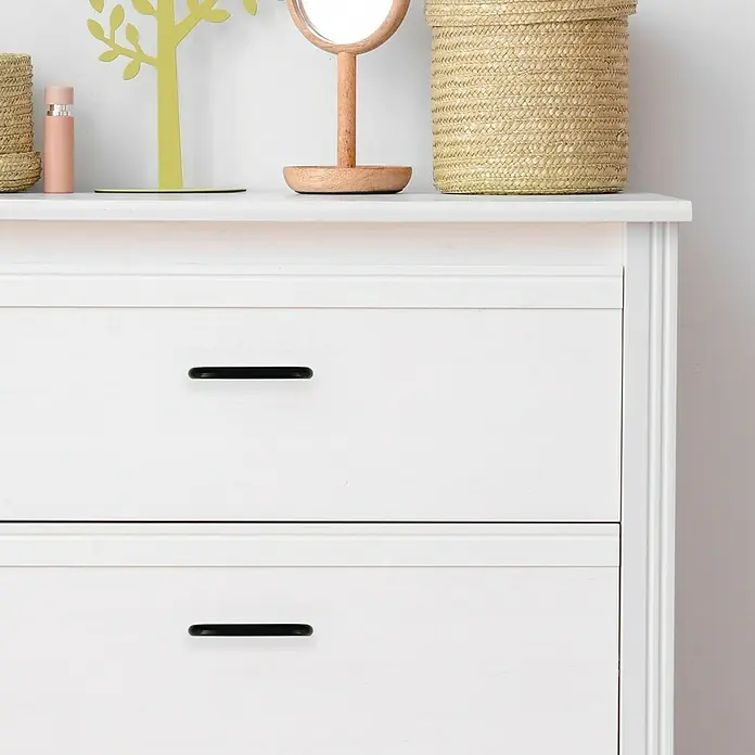 Rei Tirador para muebles - Distancia entre orificios: 96 mm, Tipo de tirador del mueble: Estribo, Lacado, Negro - Primer plano de un armario blanco con dos cajones con tiradores negros, que muestra un diseño moderno y simple.