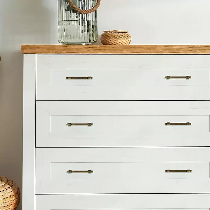 Rei Tirador para muebles - Distancia entre orificios: 96 mm, Tipo de tirador del mueble: Barra, Oro viejo - Cómoda blanca con tapa de madera clara y tiradores de barra de latón antiguo.
