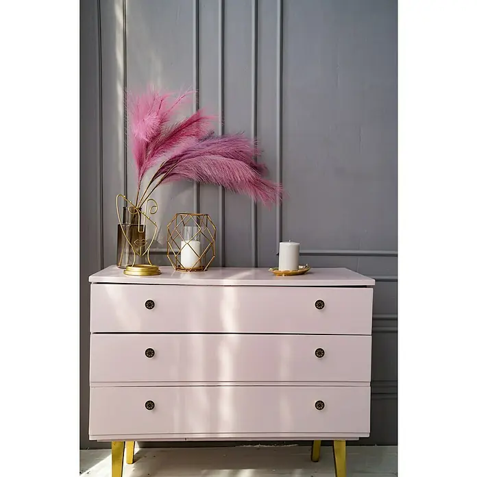 Häfele Pomo para muebles - Tipo de tirador del mueble: Botón, Ø x Al: 26 x 19 mm - Aparador rosa pastel con tres cajones y detalles dorados, decorado con plumas rosas, velas y detalles dorados.
