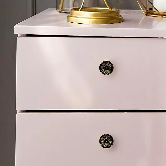 Häfele Pomo para muebles - Tipo de tirador del mueble: Botón, Ø x Al: 26 x 19 mm - Dos pomos de latón antiguo con patrones detallados en cajones rosa claro.