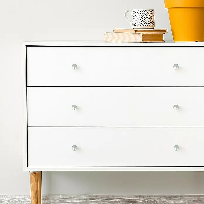 Möbelknopf - Typ Möbelgriff: Knopf, Ø x H: 15 x 28 mm, Sonstige, Verchromt - Nahaufnahme einer weißen Kommode mit drei Schubladen und runden, silbernen Griffen, die einen modernen und minimalistischen Look erzeugt.