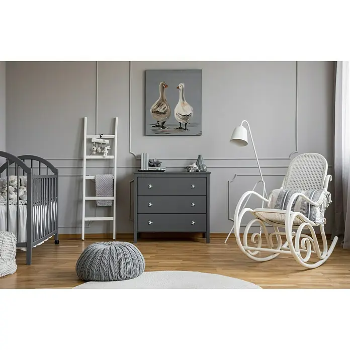 Möbelknopf-Set Stern - 2 Stk., Typ Möbelgriff: Knopf, Ø x H: 60 x 32 mm, Holz, Lackiert - Ein Kinderzimmer mit einem grauen Kinderbett, einer Kommode mit Sternknöpfen, einem weißen Schaukelstuhl und einer Dekoleiter.
