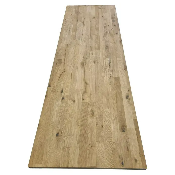 Leimholzplatte Treppenstufe Eiche Rustic - Eiche, Qualitätsstufe Leimholzplatte: B/C, 2.000 x 650 x 40 mm - Detailaufnahme einer hellen, geölten Eichenholzplatte, die die natürliche Maserung und die warmen Farbtöne des Holzes hervorhebt.