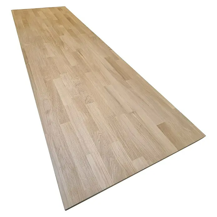 Leimholzplatte Treppenstufe Eiche - Eiche, Qualitätsstufe Leimholzplatte: A/B, 2.000 x 650 x 40 mm - Eine helle, hölzerne Arbeitsplatte mit einer klaren, modernen Ästhetik und einer glatten Oberfläche, ideal für Küchen oder Werkstätten.