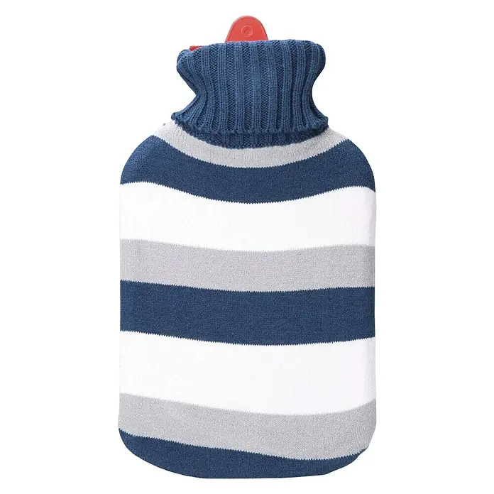 Bolsa de agua caliente 2L Rayas - Azul/blanco - Bolsa de agua caliente con funda de punto de rayas azules, blancas y grises para calor.